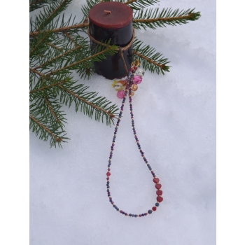 Naszyjnik z szafirowymi, rubinowymi i chalcedonowymi sercami.